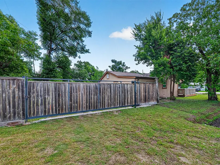7030 Sidney St — Photo 32