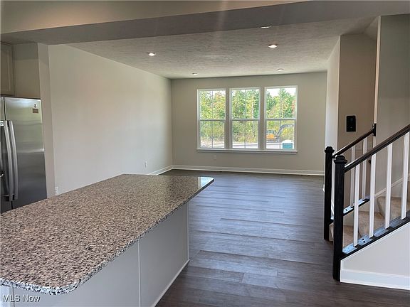 3rd image of 1375 Chateau Pl