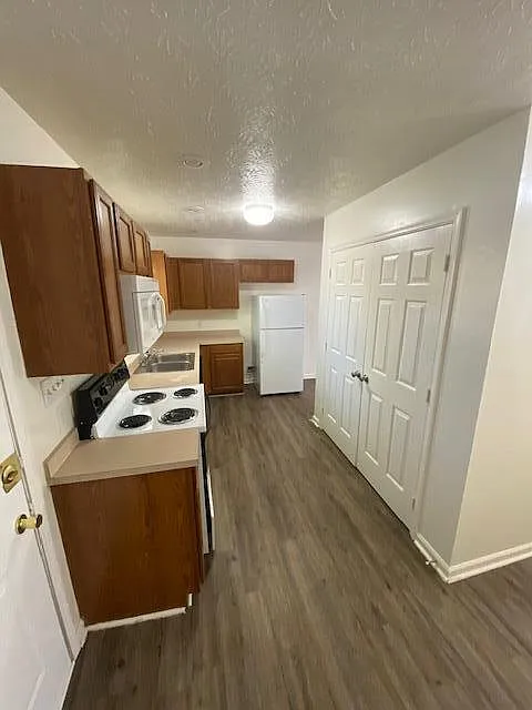 3 bed, 1.5 bath, 1250 sqft, $1,495 — Photo 2