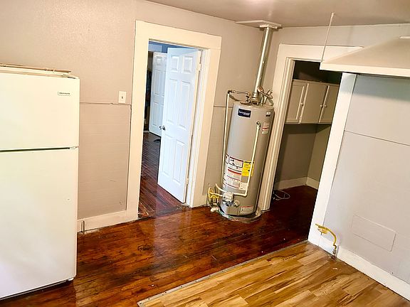 4th image of 2927 Regent St
