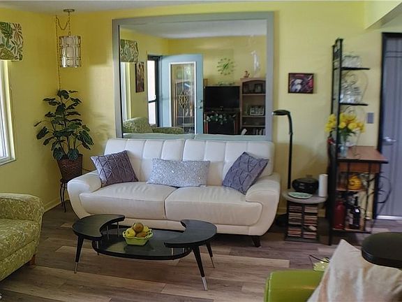 3rd image of 135 Parkview Cir