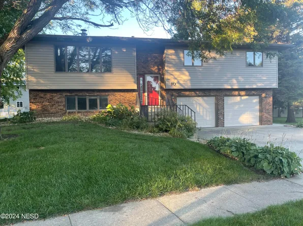 10 Dart Dr, Watertown, SD 57201