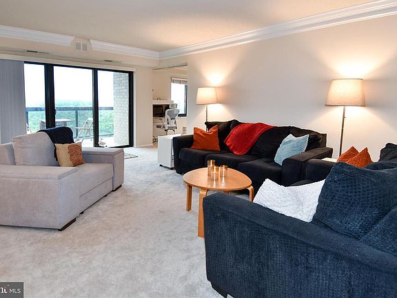 5th image of 205 Yoakum Pkwy Unit 1224