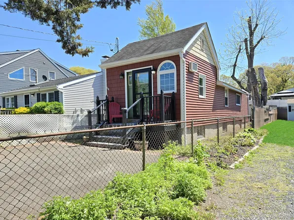 84 Wyona Avenue, Selden, NY 11784
