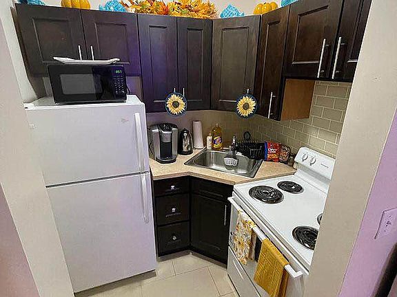 5th image of 220 E 18th St #9