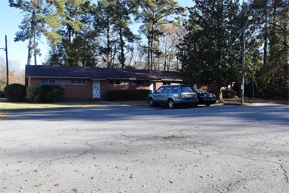 Dellwood Commons — Photo 1