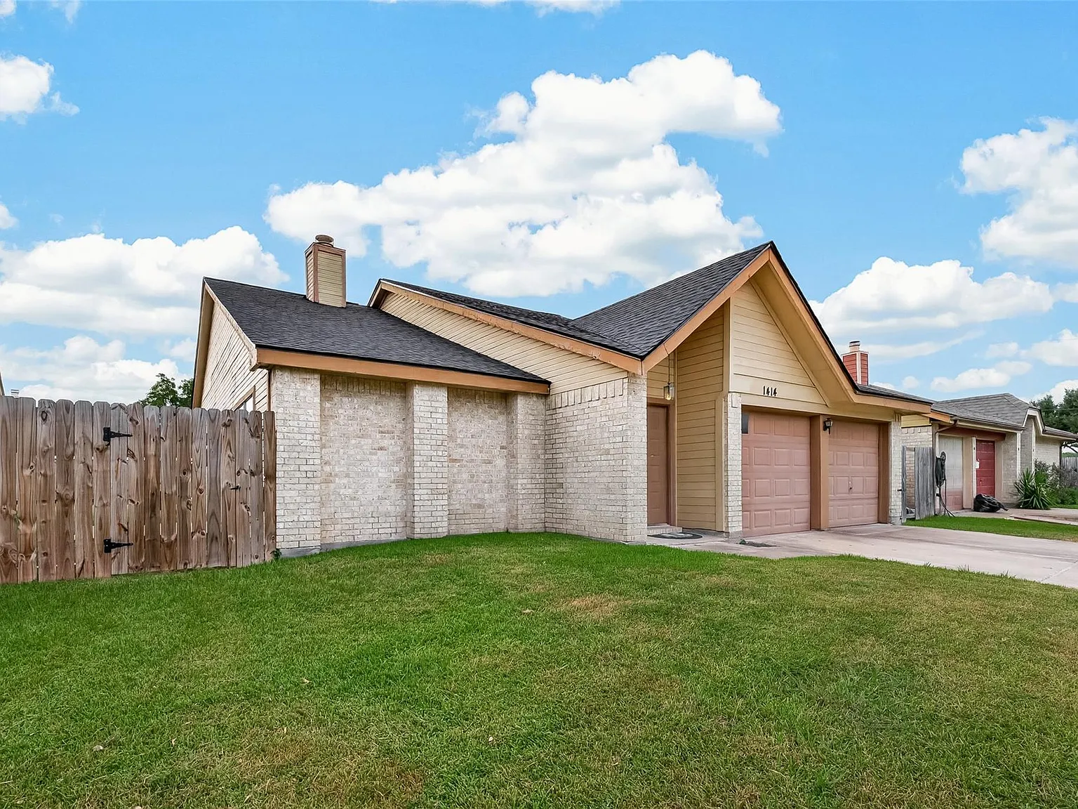 3 bed, 2.0 bath, 1628 sqft, $2,100 — Photo 2