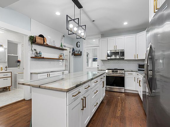 3rd image of 5958 N Lakewood Ave #1