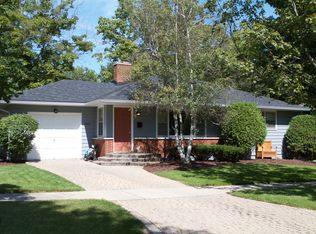 140 Park Ave, Lake Forest, IL 60045