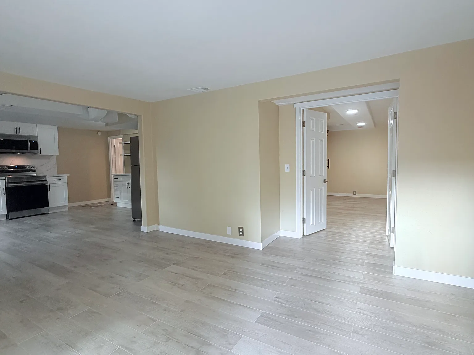 1 bed, 900 sqft, $2,100 — Photo 4