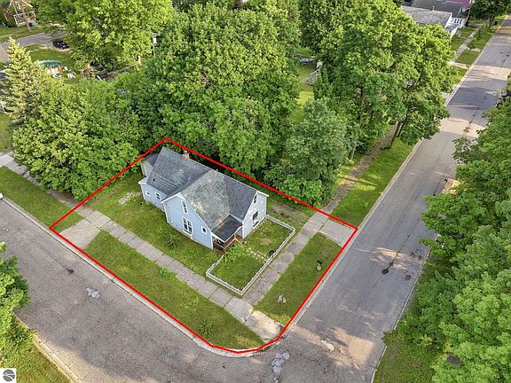 2nd image of 901 Ernst St