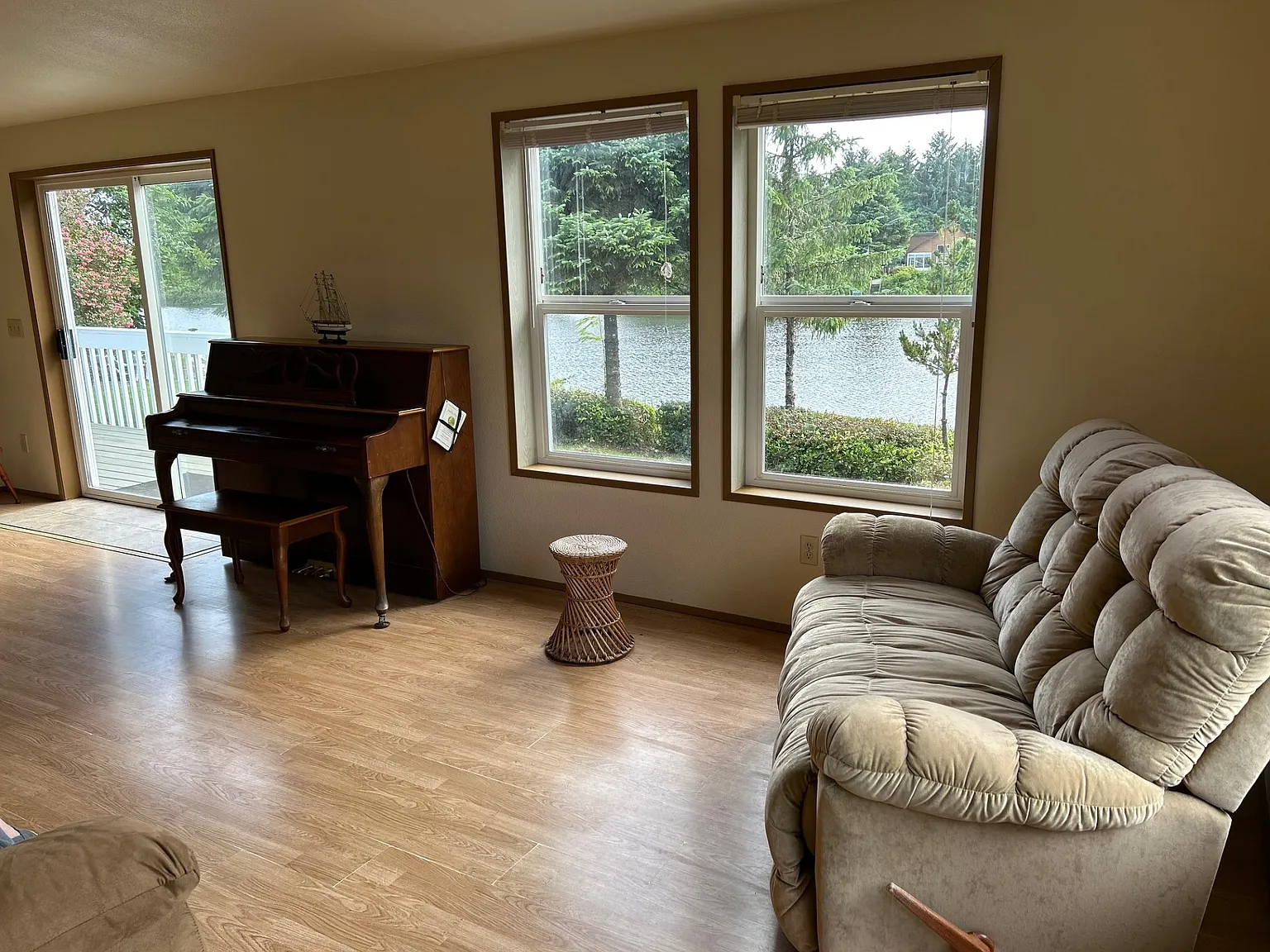 3 bed, 1342 sqft, $2,400 — Photo 3