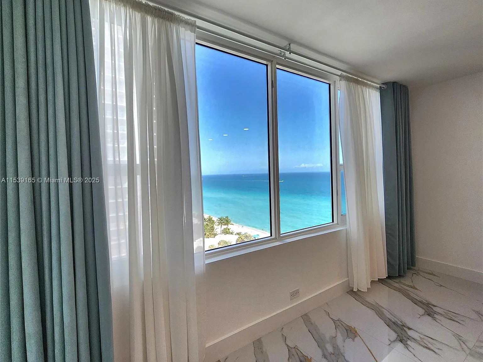 Alexander Towers Condo — Photo 3
