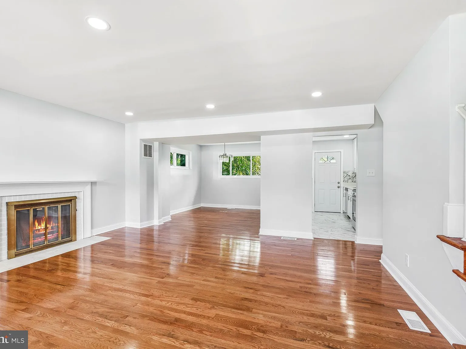 7 bed, 3.0 bath, 2112 sqft, $4,200 — Photo 3