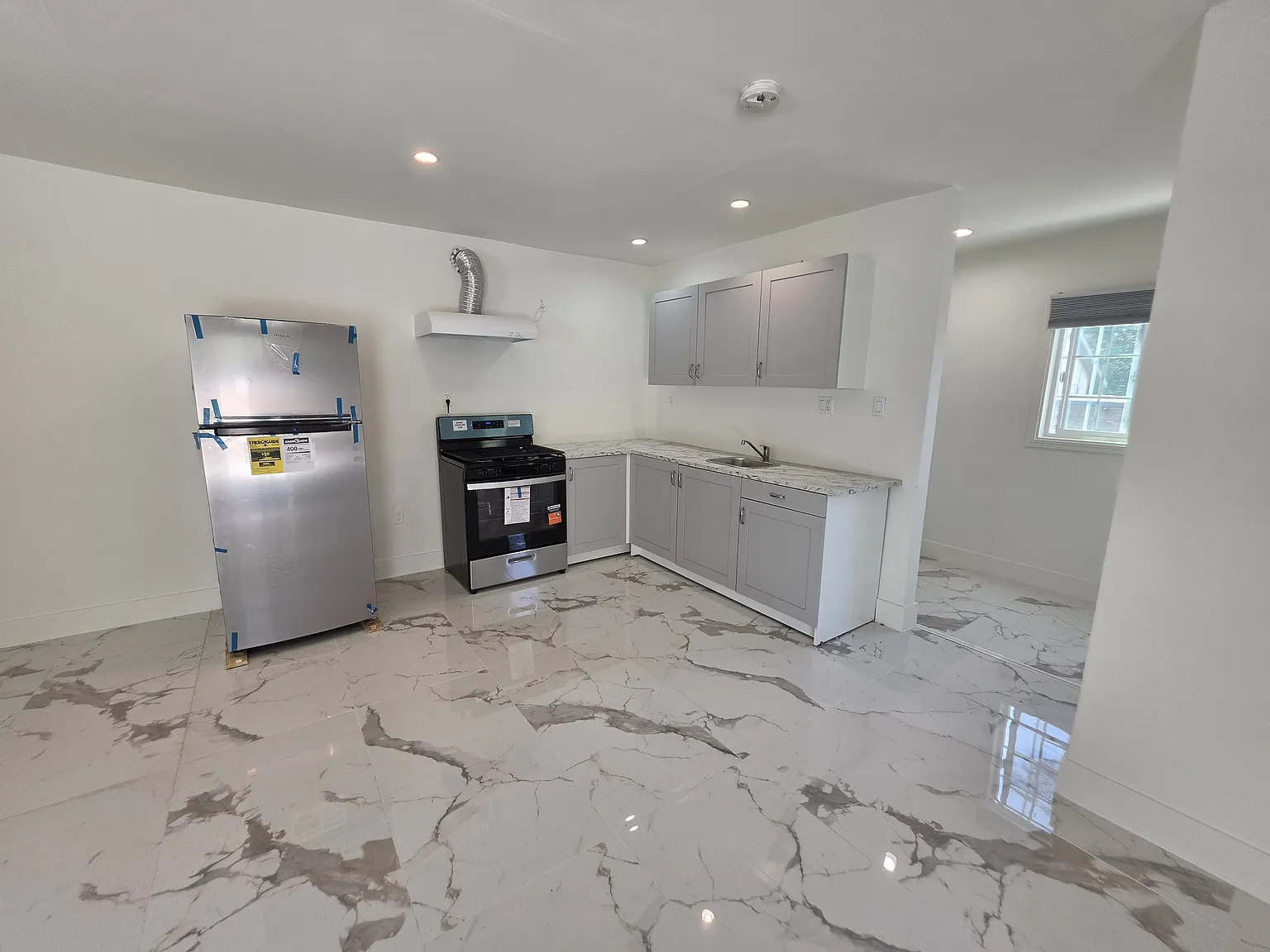 Studio, 400 sqft, $1,700 — Photo 1