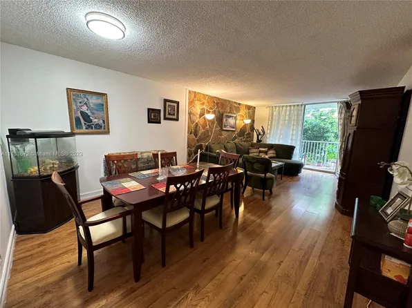 8411 NW 8th St APT 211, Miami, FL 33126