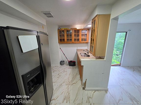 4th image of 18344 Shiawassee Dr