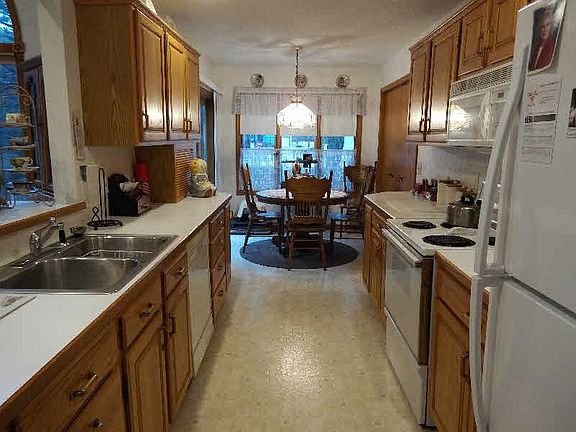 3rd image of 5570 Stoney Creek Dr