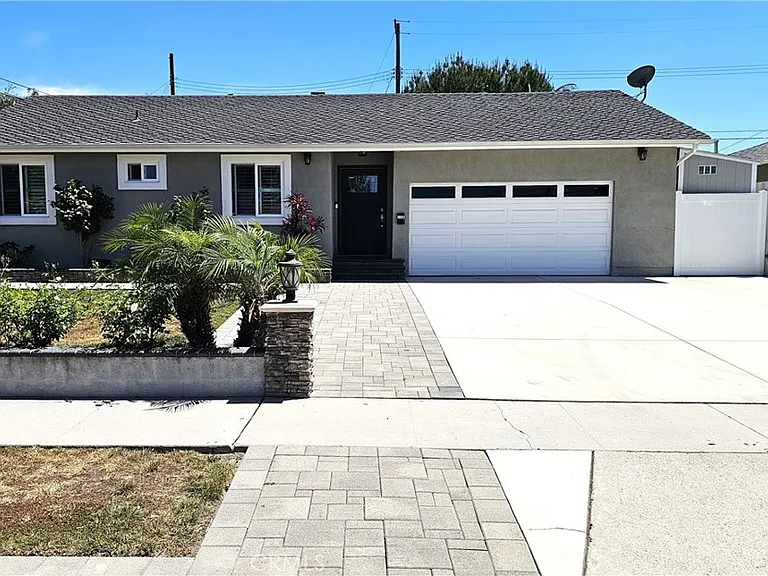 1124 W Woodcrest Ave — Photo 1