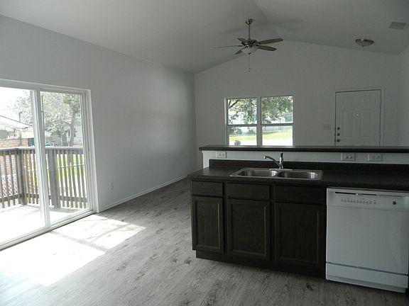 4th image of 558 Clearfield Dr