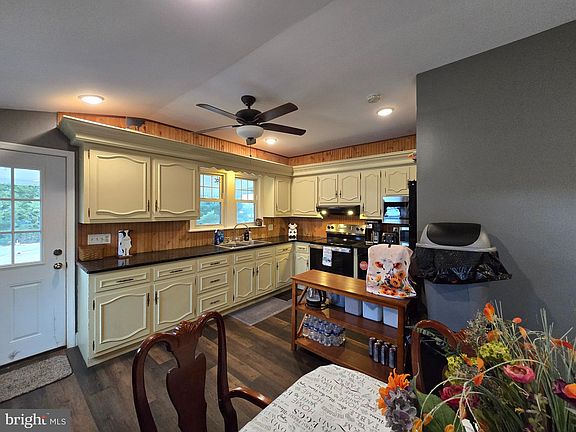 4th image of 15 Weavertown Ln