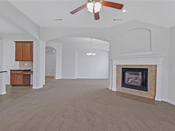 4th image of 1104 Southlake Dr