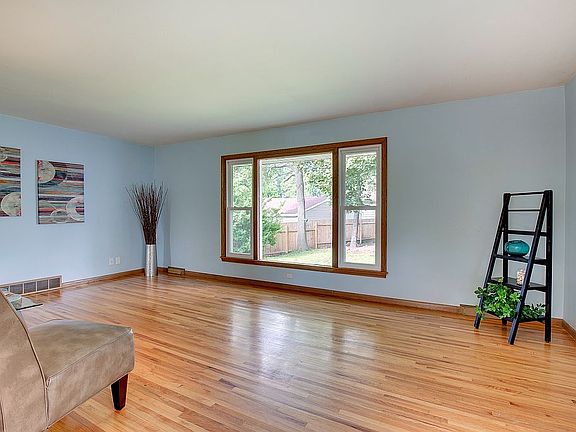 Large picture window to yard