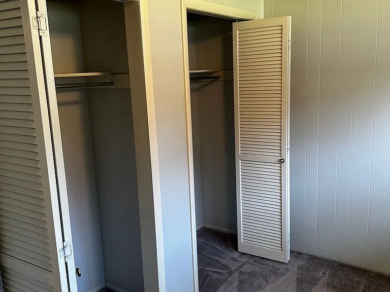 1102 E Sleepy Hollow Ln — Photo 11