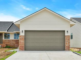 9279 N Fox Pointe Cir, Wichita, KS 67226