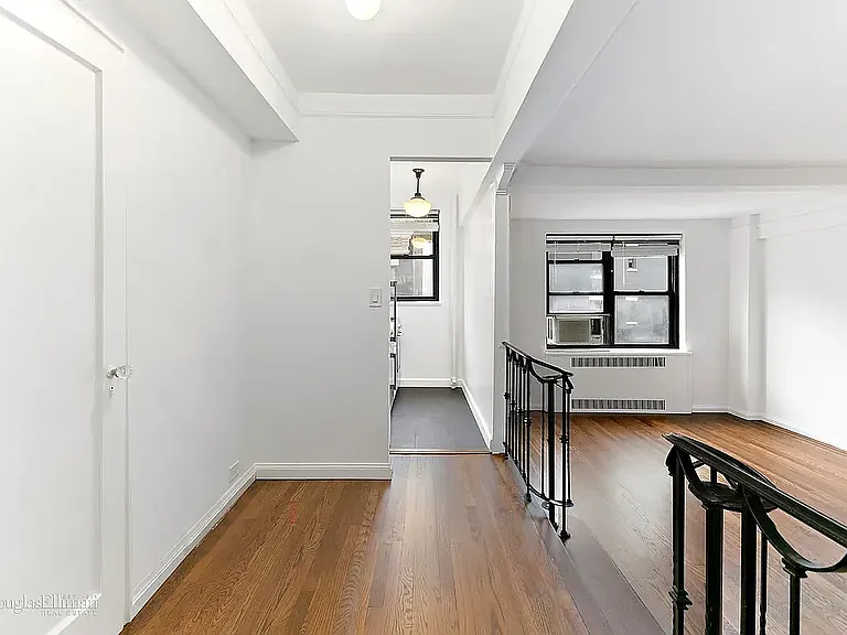 200 W 20th St #409 — Photo 1