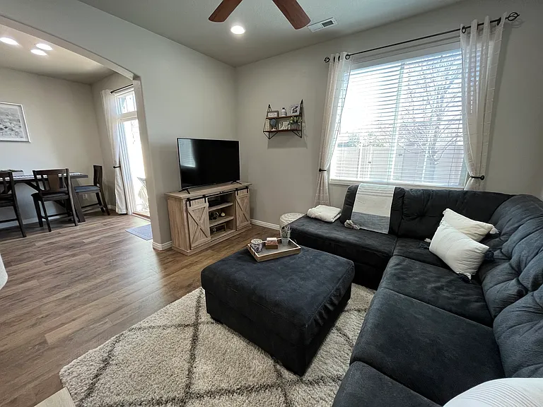 881 Berkeley Dr — Photo 12