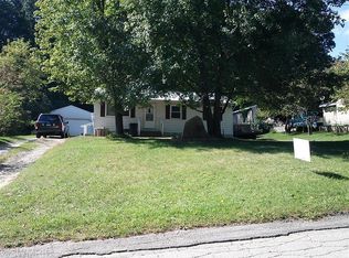 880 Grindle Dr SE, Lowell, MI 49331