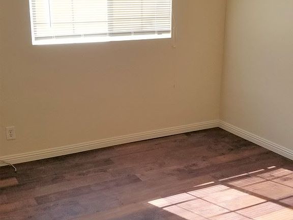 3rd image of 472 Palm Dr
