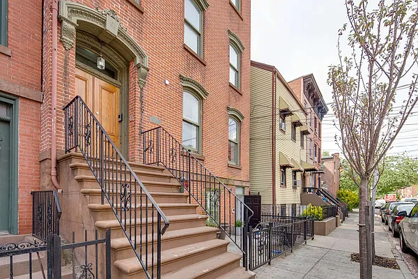 Sold by Nestseekers | media 16