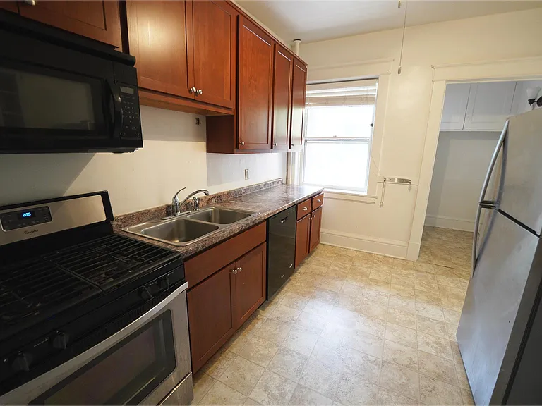 Oxford Street Apartments — Photo 10