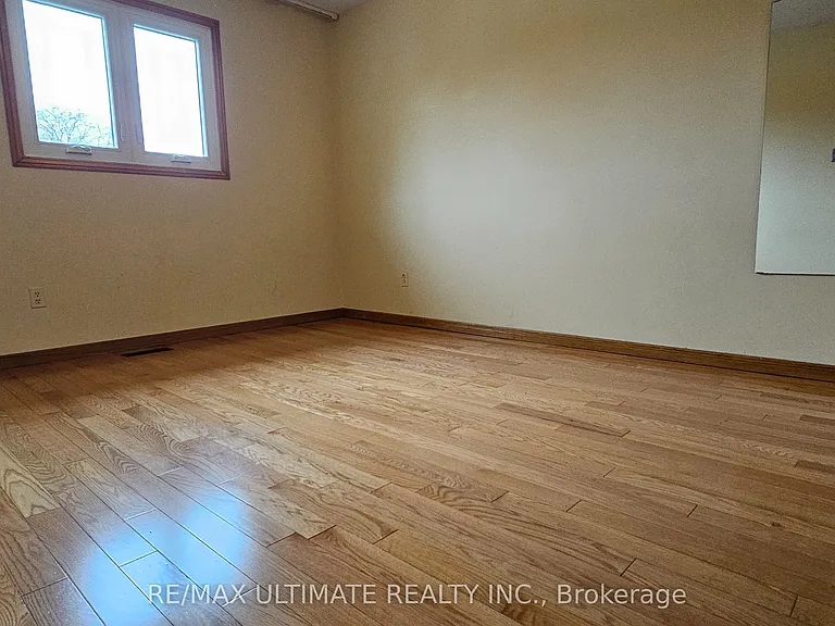 1282 Dexter Cres #MAIN FLOOR — Photo 18
