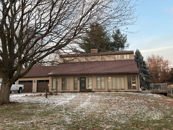 54 Carriage Hill Dr, Sterling, IL 61081
