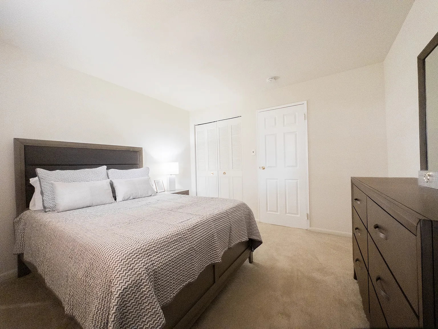 College Arms Apartments — Photo 3