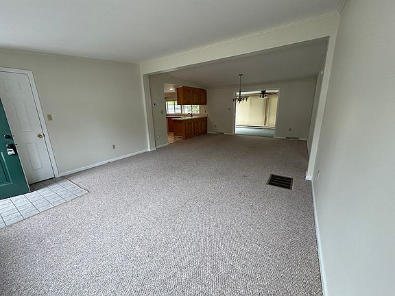 4th image of 10 Trailwood Dr