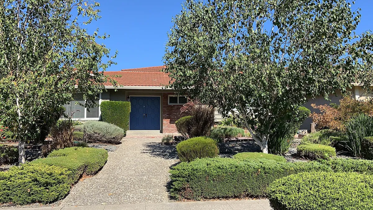 Front closeup - 998 Westlynn Way #1