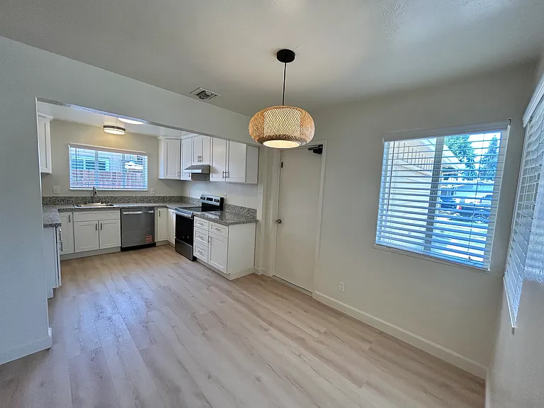 4034 E Buckingham Way — Photo 2