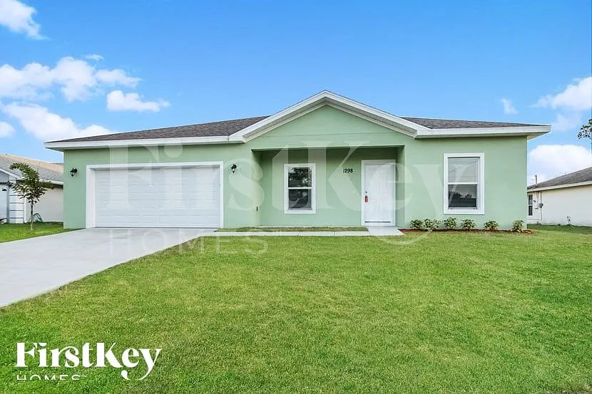 4 bed, 2.0 bath, 1724 sqft, $1,720 — Photo 1