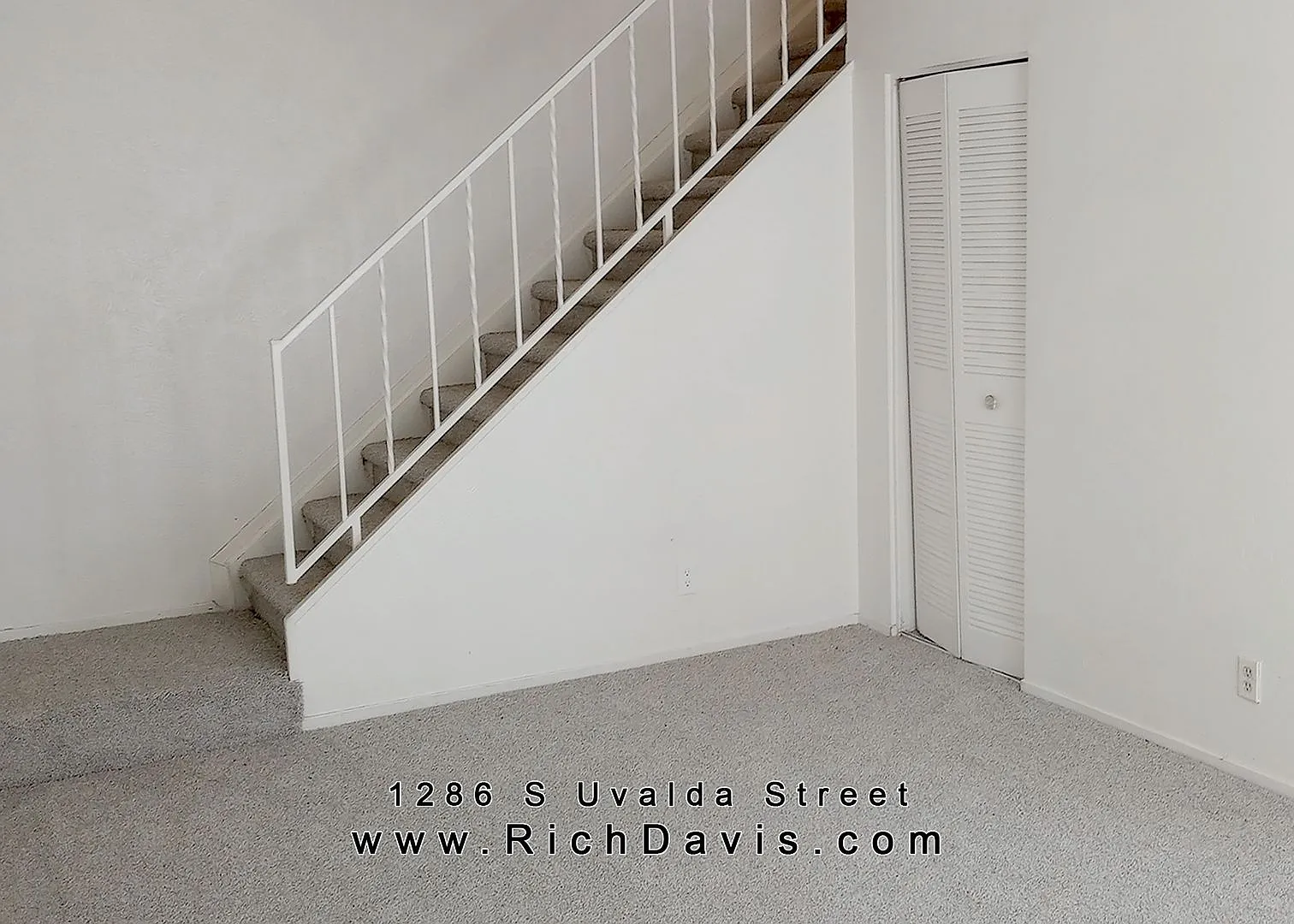 2 bed, 1 Bath, 900 sqft with washer/dryer hookups and 1 car garage — Photo 4