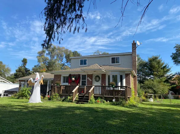 9070 Walnut Dr, Whitmore Lake, MI 48189