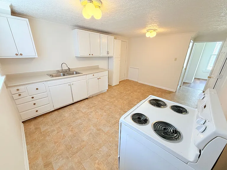 525 S West St — Photo 11