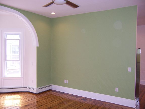 Large living room w/ alcove