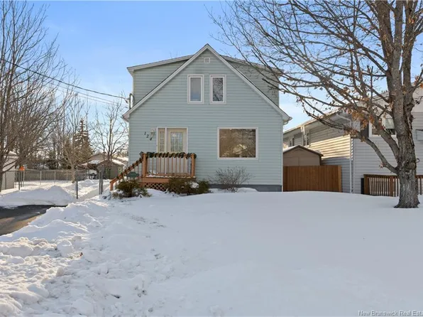 124 1st Ave, Moncton, NB E1C 7X3