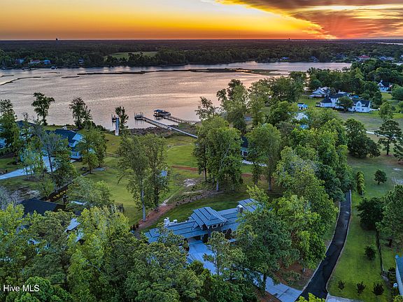 3rd image of 38 Reston Bluff