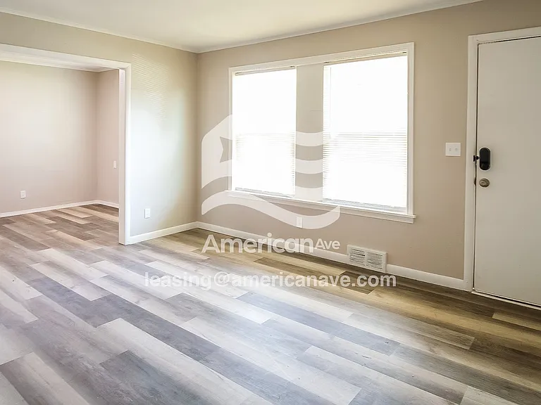 1583683_003_wm_-_living_room_13181390.jpg