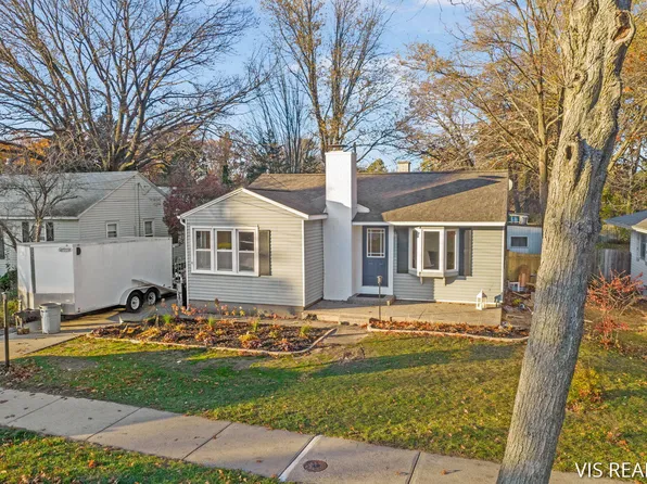 809 River St, Spring Lake, MI 49456